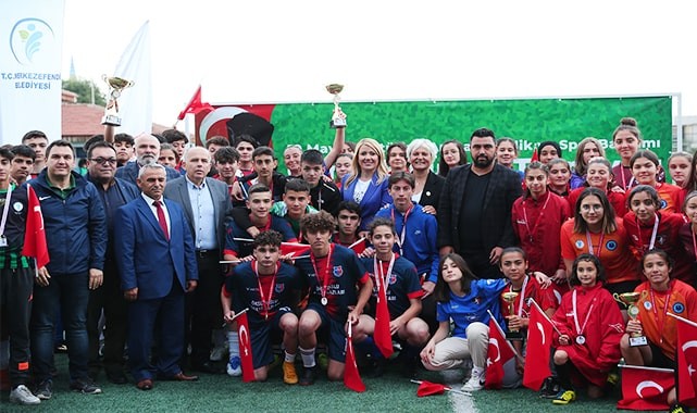 GENÇLİK TURNUVASI’NDA ŞAMPİYONLAR KUPALARINI ALDI