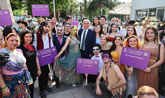 34. Uluslararası Tiyatro Festivali kortej ile başladı