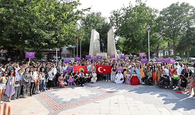 34. Uluslararası Tiyatro Festivali kortej ile başladı