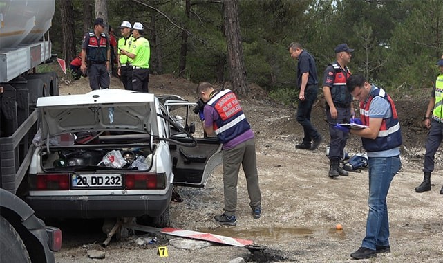 Tır karşı şeride geçti: 3 ölü, 2 yaralı