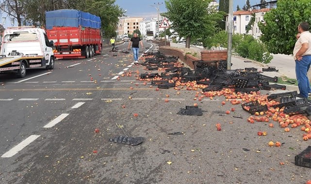Kaza yapıp kaçtı, yola savrulan şeftaliler sürücülere zor anlar yaşattı