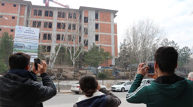İnşaat ustası, nişanlısına sevgisini kalp deseniyle ördüğü duvarla gösterdi
