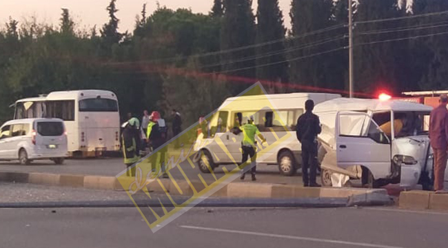 İşçi servisi ile ticari araç çarpıştı