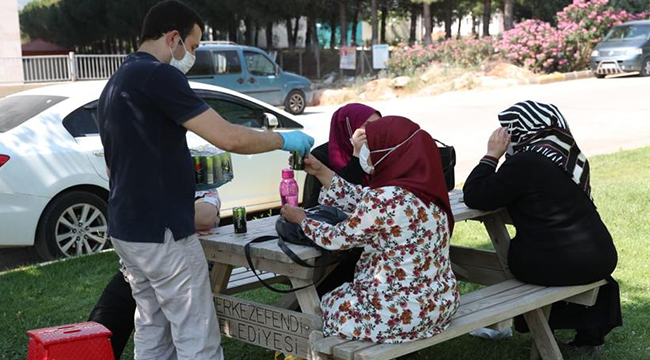 YKS'YE GİREN ÖĞRENCİLERİN VELİLERİNE İKRAMDA BULUNDU