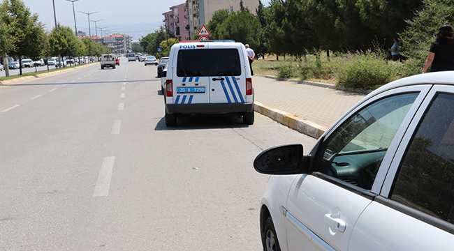 Denizli'de ehliyetsiz sürücü polis aracına çarptı