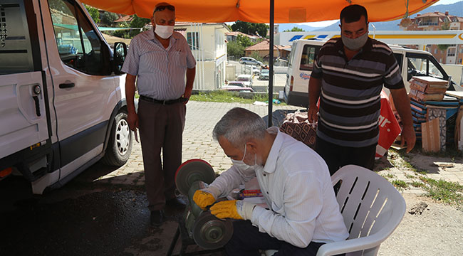 Bıçaklar, kurbanlıklar için bileniyor