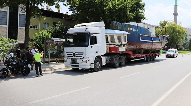 Denizli'de alt geçitten geçemeyen gemi yüklü tır, trafiğin aksamasına neden oldu
