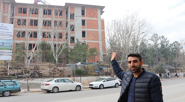İnşaat ustası, nişanlısına sevgisini kalp deseniyle ördüğü duvarla gösterdi