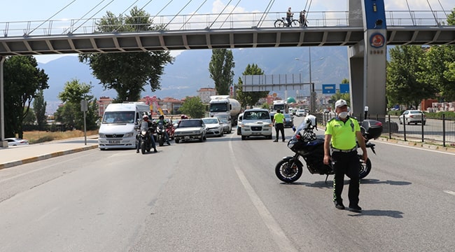 Denizli'de alt geçitten geçemeyen gemi yüklü tır, trafiğin aksamasına neden oldu