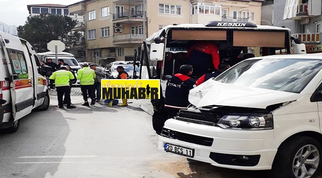 Freni patlayan midibüs, caddeye daldı: 2 yaralı
