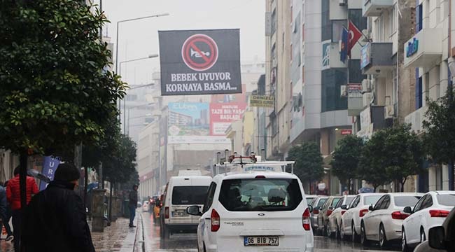 Denizli'de esnaf korna çalan sürücüleri uyarmak için pankart astı