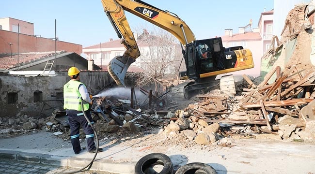 Merkezefendi’de metruk binalar yıkılıyor