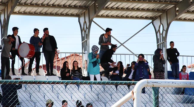 Yeşil sahada sürpriz evlilik teklifi