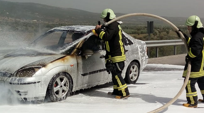 Denizli'de seyir halindeki otomobil yandı