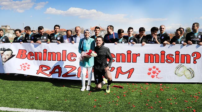 Yeşil sahada sürpriz evlilik teklifi
