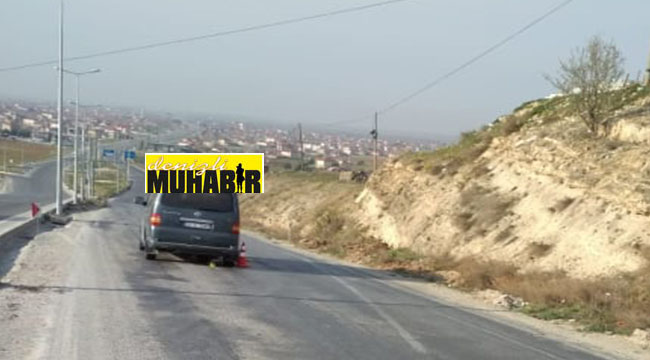 MOTOSİKLET MİNİBÜSÜN ALTINDA KALDI