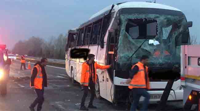 DENİZLİLİ FİRMANIN OTOBÜSÜ SAKARYA'DA DEVRİLDİ