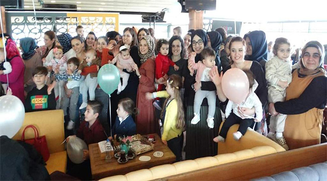 Doğumunu Gerçekleştirdiği Anne Ve Çocuklarıyla Bir Araya Geldi