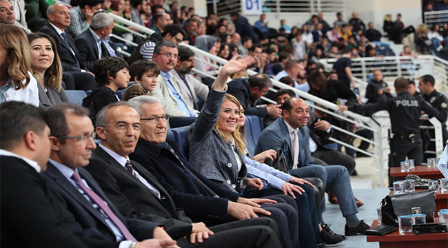 Şeniz Doğan'a Sarı Gelin tezahüratı