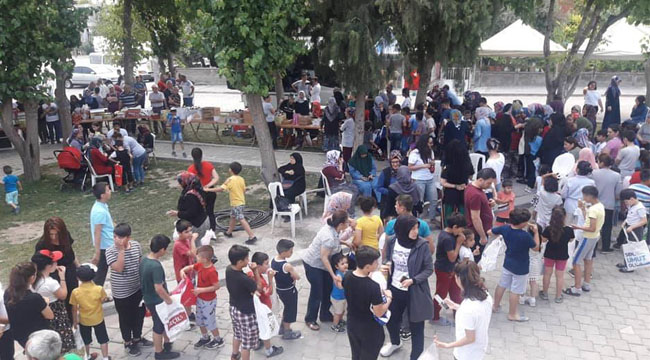 Çocuklar hediye ve ikrama doydu