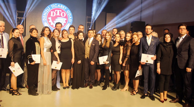 Genç tasarımcıların kıyafetleri defileyle sergilendi