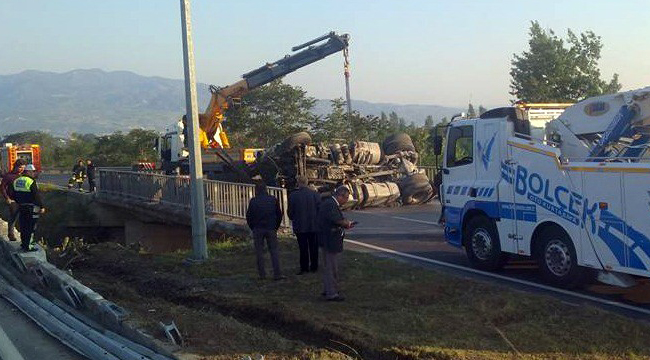 Kamyon  demiryoluna düştü, tren seferleri durdu