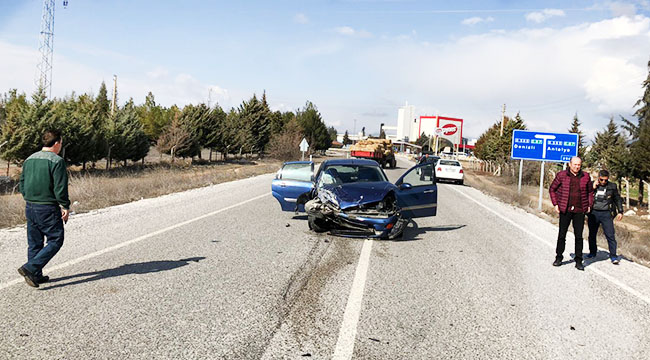 Feci kazada otomobil ortadan ikiye bölündü
