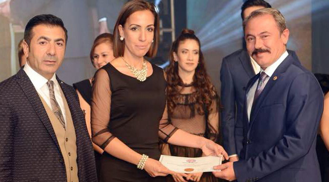 Genç tasarımcıların kıyafetleri defileyle sergilendi