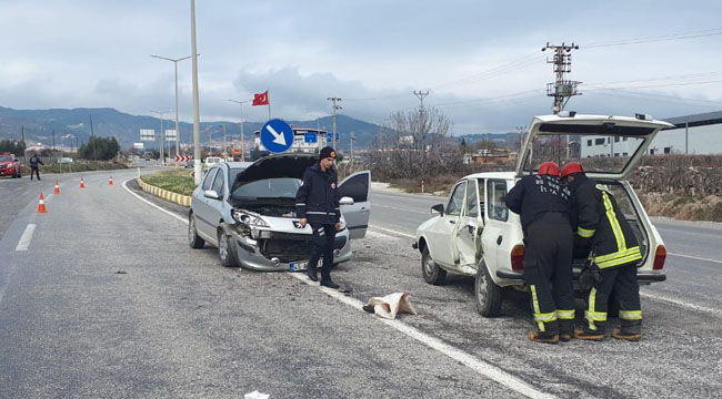 Denizli'de iki otomobil çarpıştı: 2 yaralı
