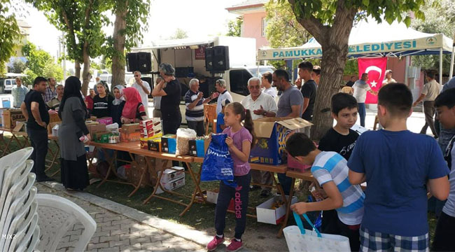 Çocuklar hediye ve ikrama doydu