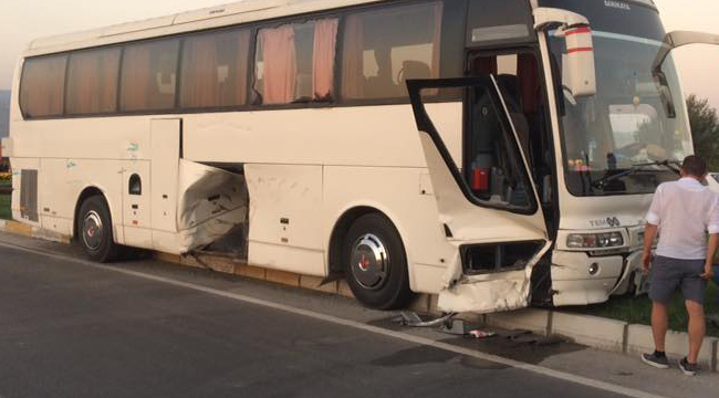 TUR OTOBÜSÜ TRAKTÖRLE ÇARPIŞTI: 2 YARALI