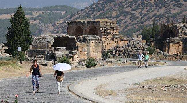 Pamukkale'yi 8 ayda 1 milyon 732 bin kişi ziyaret etti