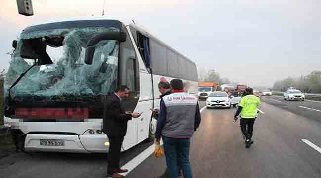 DENİZLİLİ FİRMANIN OTOBÜSÜ SAKARYA'DA DEVRİLDİ