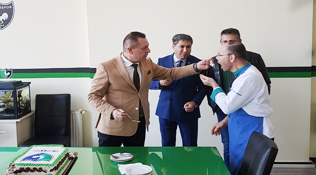 ÇETİN, DİLEK TUTTU, PASTA KESTİ