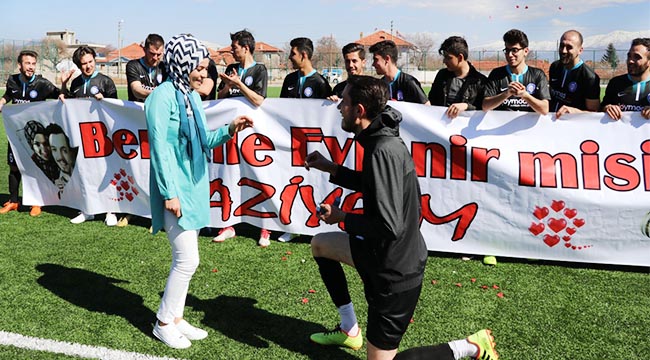 Yeşil sahada sürpriz evlilik teklifi