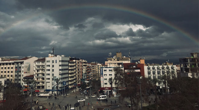 Yağmur sonrası gökkuşağı büyüledi