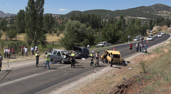 ZİNCİRLEME KAZA: 3 ÖLÜ 4 YARALI