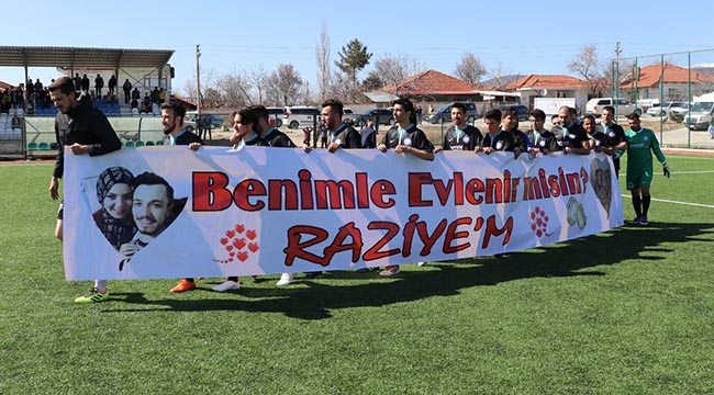 Yeşil sahada sürpriz evlilik teklifi