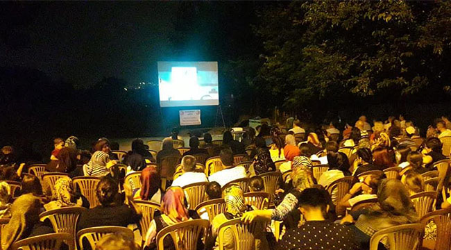 Baraj manzarasında sokak sineması keyfi