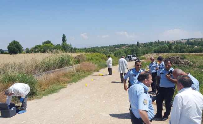 Tarlasını sulamaya giderken ceset buldu