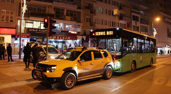 Sürücüsünün el frenini çekmeden bıraktığı taksi kırmızı ışıkta bekleyen halk otobüsüne çarptı