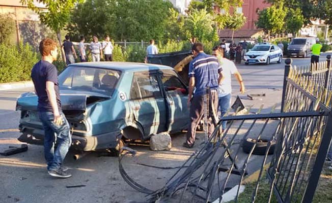 Servis minibüsü ile otomobil çarpıştı