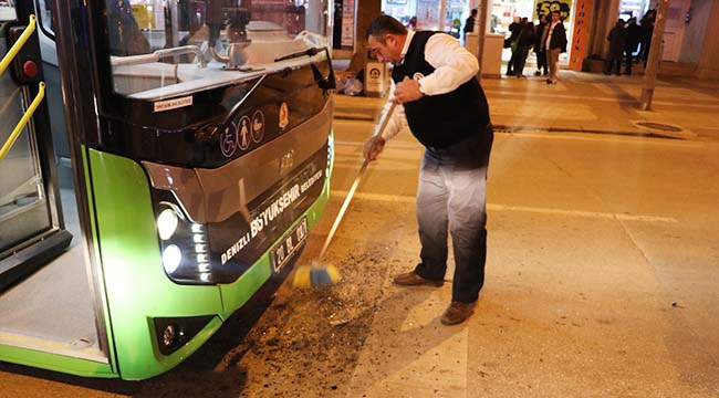 Sürücüsünün el frenini çekmeden bıraktığı taksi kırmızı ışıkta bekleyen halk otobüsüne çarptı