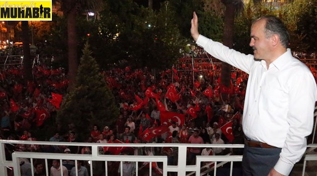10 BİN TÜRK BAYRAĞI DAĞITTI