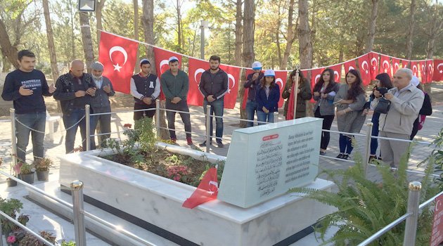 15 TEMMUZ KAHRAMANINI MEZARI BAŞINDA ANDILAR