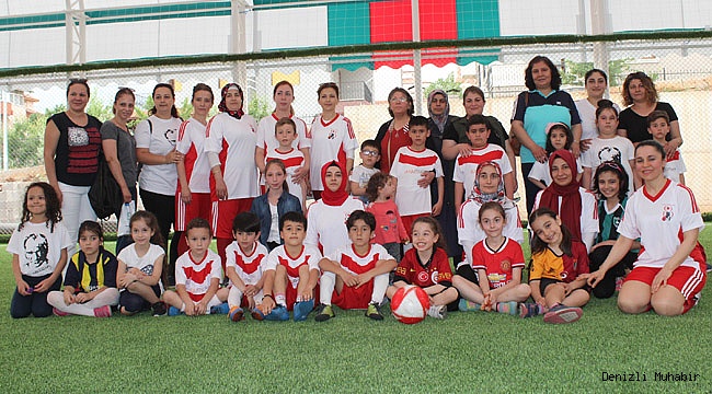 Anneler çocuklarıyla futbolda şiddete karşı oynadılar