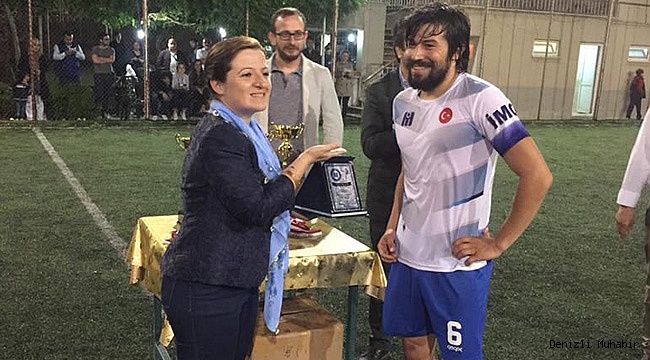 Babası anısına düzenlenen turnuvada kupayı kendisi verdi