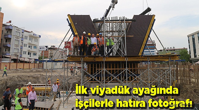 İlk viyadük ayağında işçilerle hatıra fotoğrafı