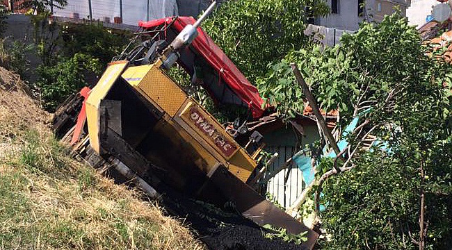 İş makinesi evin bahçesine düştü