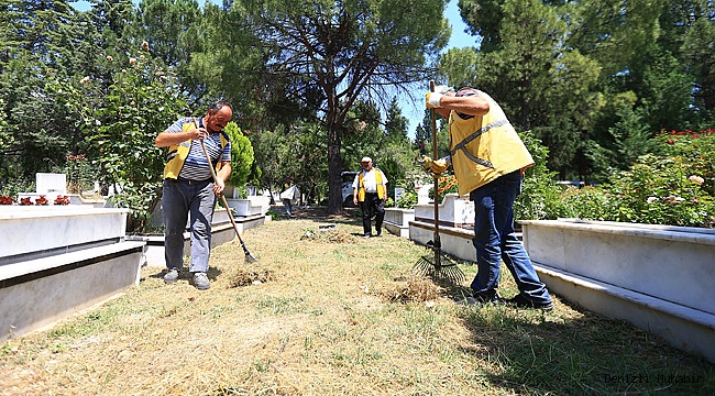 Bayram öncesi mezarlıklar temizleniyor